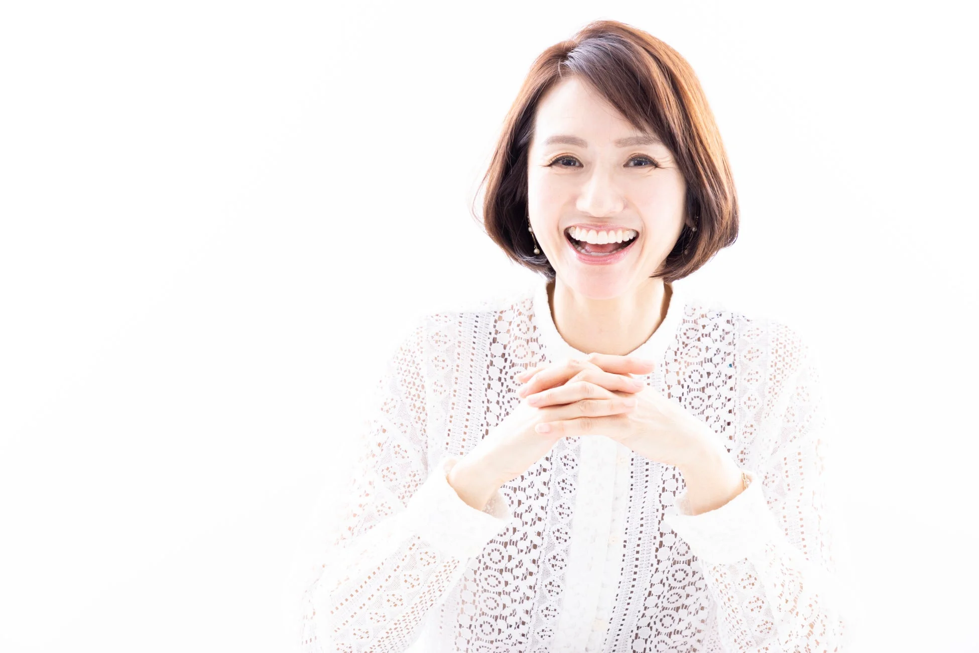 笑顔で正面を見つめる村上美香さん