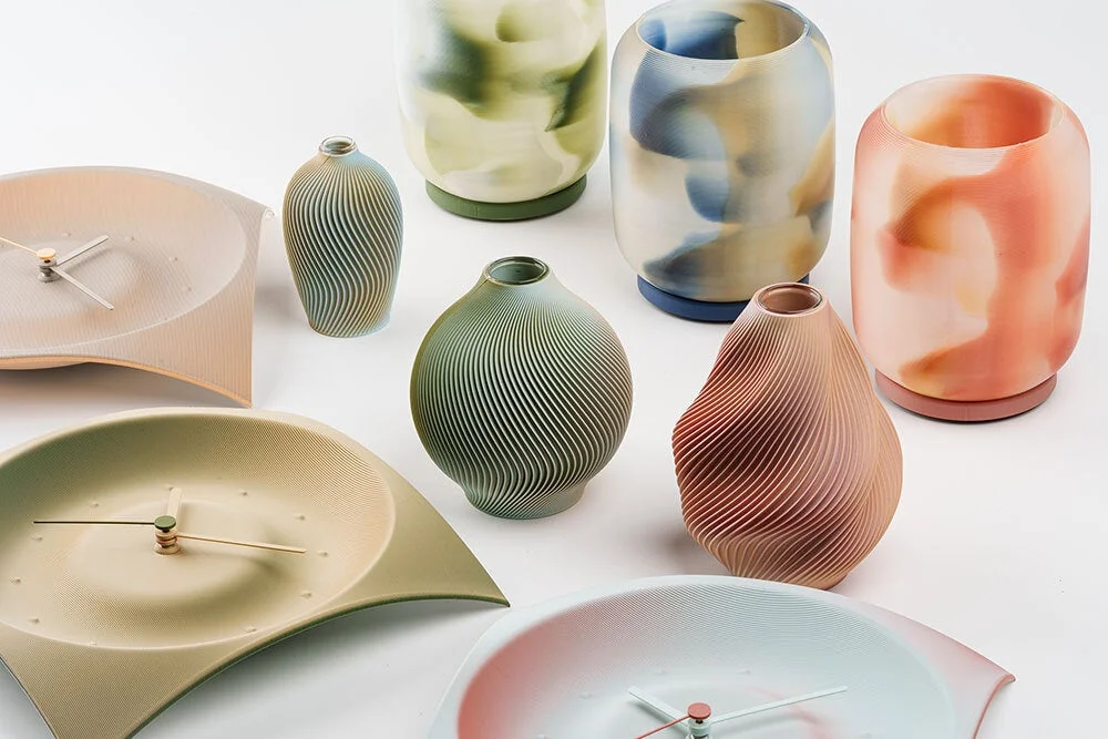 モダンなデザインの花瓶と置き時計が並べられた写真