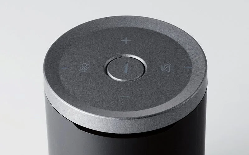 円筒形デバイスの上面にあるコントロールパネルのクローズアップ画像