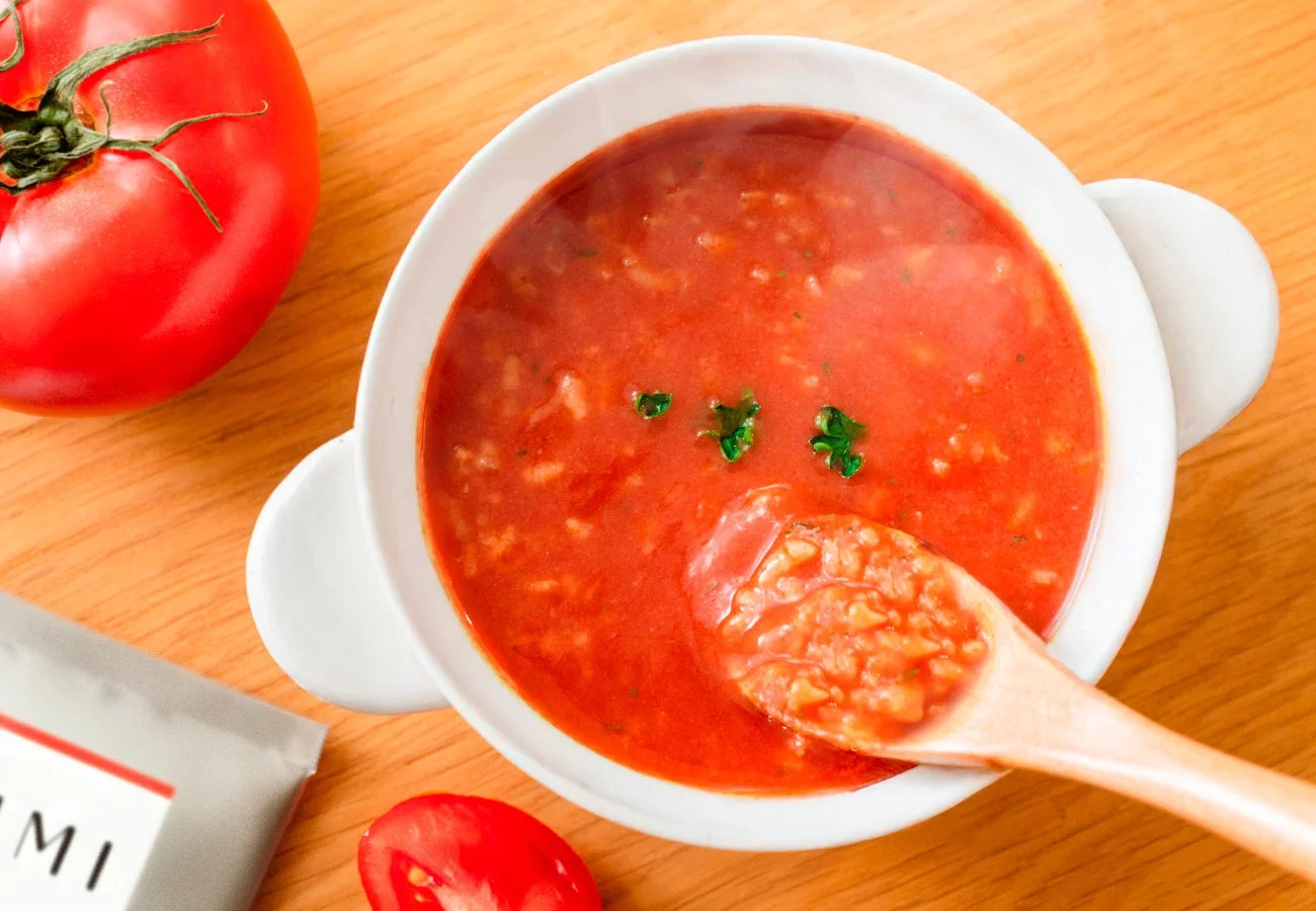 トマトベースの温かい料理、スプーン