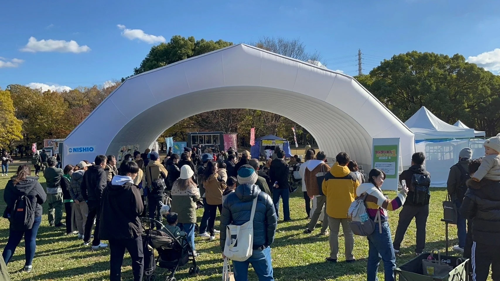 賑やかな屋外イベントの風景