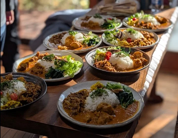 古民家マルシェイベントでの食事風景