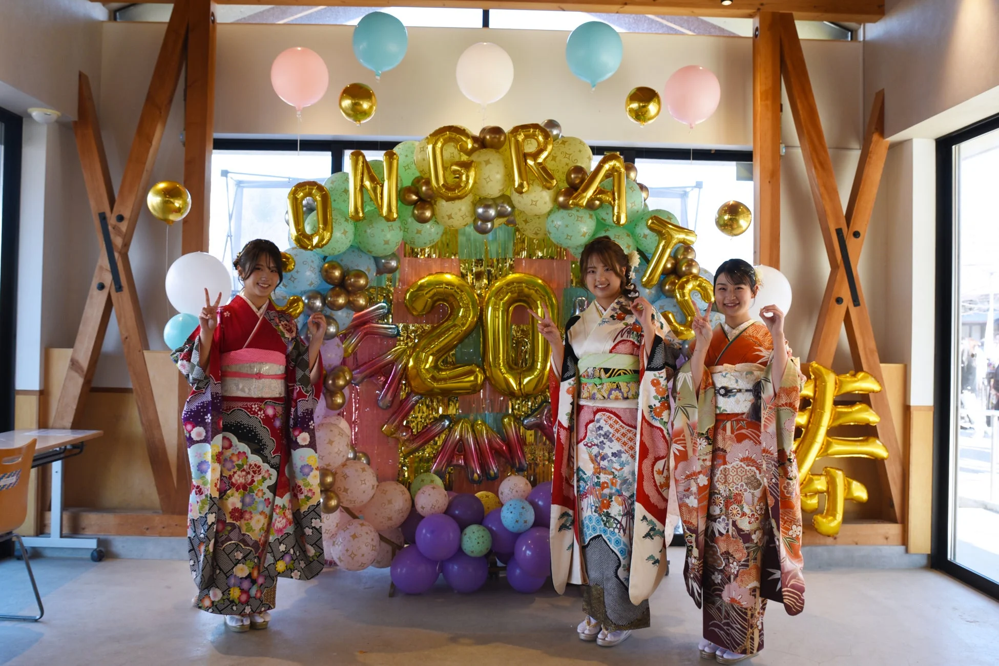 バルーンの前で記念撮影する女性たち