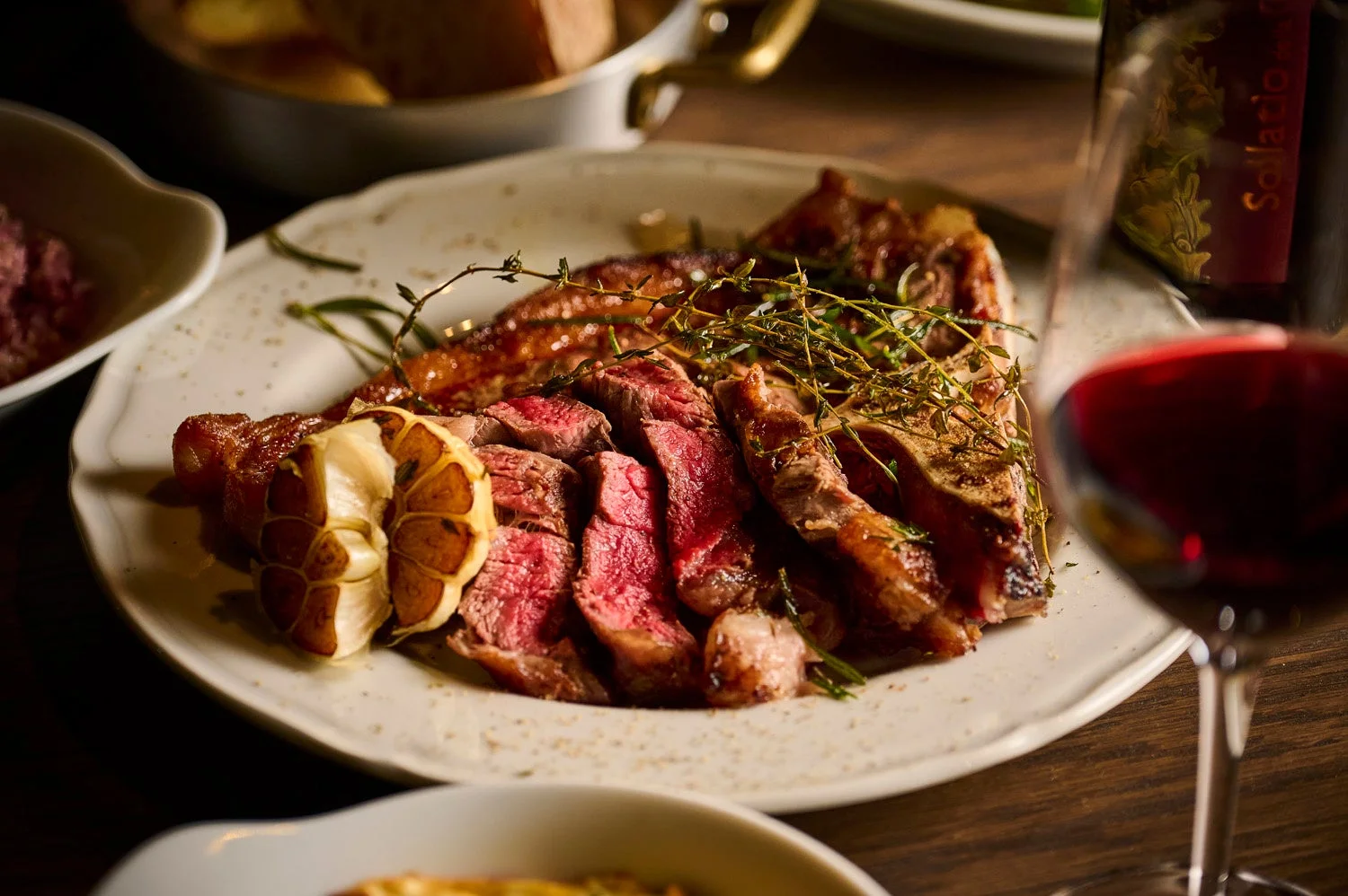 焼き加減が絶妙な分厚いステーキと赤ワイン