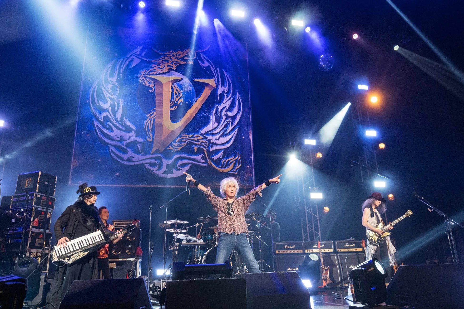 青い照明が印象的なライブステージ