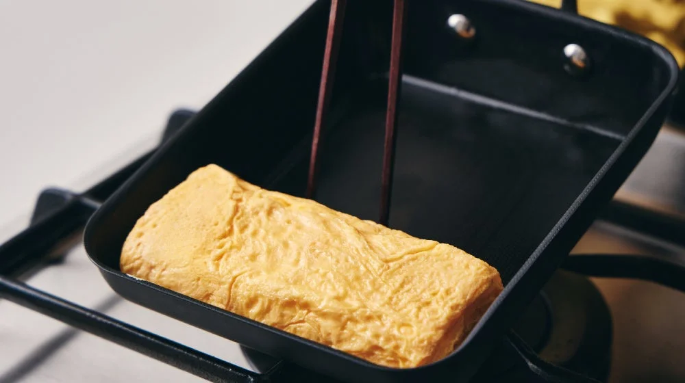 卵焼きを調理する様子