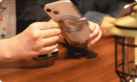 abxylute M4をスタンドとして使用する様子