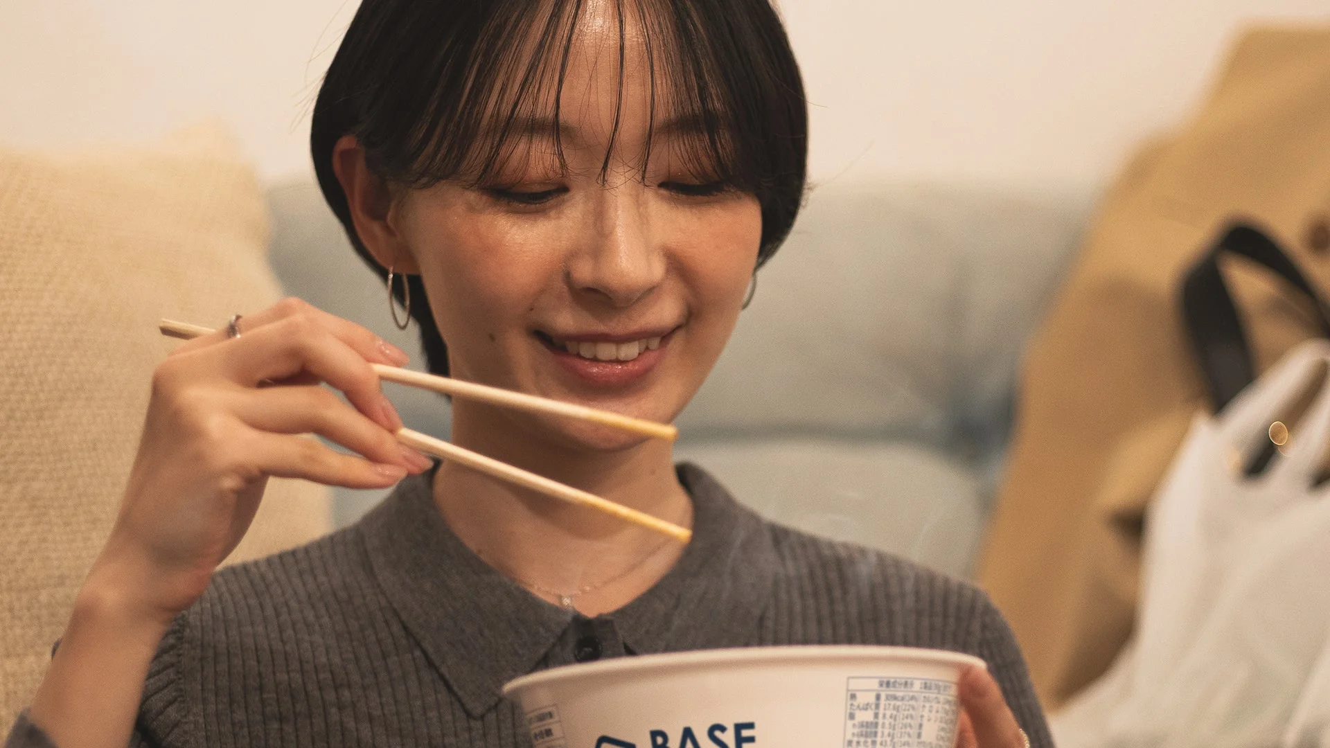 女性、食事、箸、カップ麺、笑顔、屋内、アジア料理、リラックス