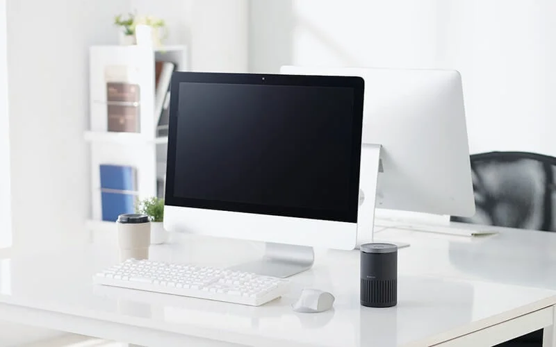 ミニマリストなワークスペースに置かれた小型デバイス