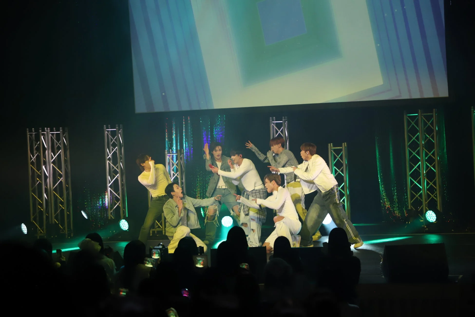 ステージ上でダイナミックなパフォーマンスを披露するDKB