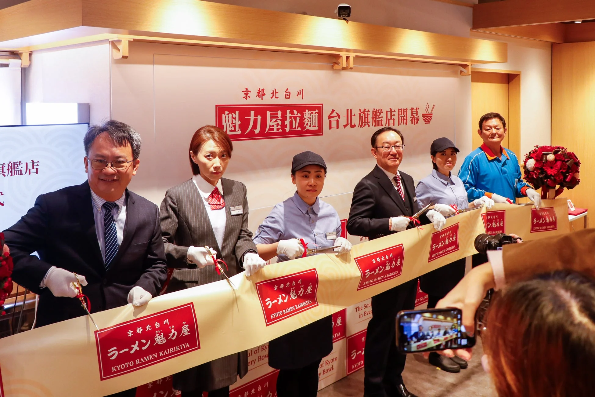 リボンカットの様子