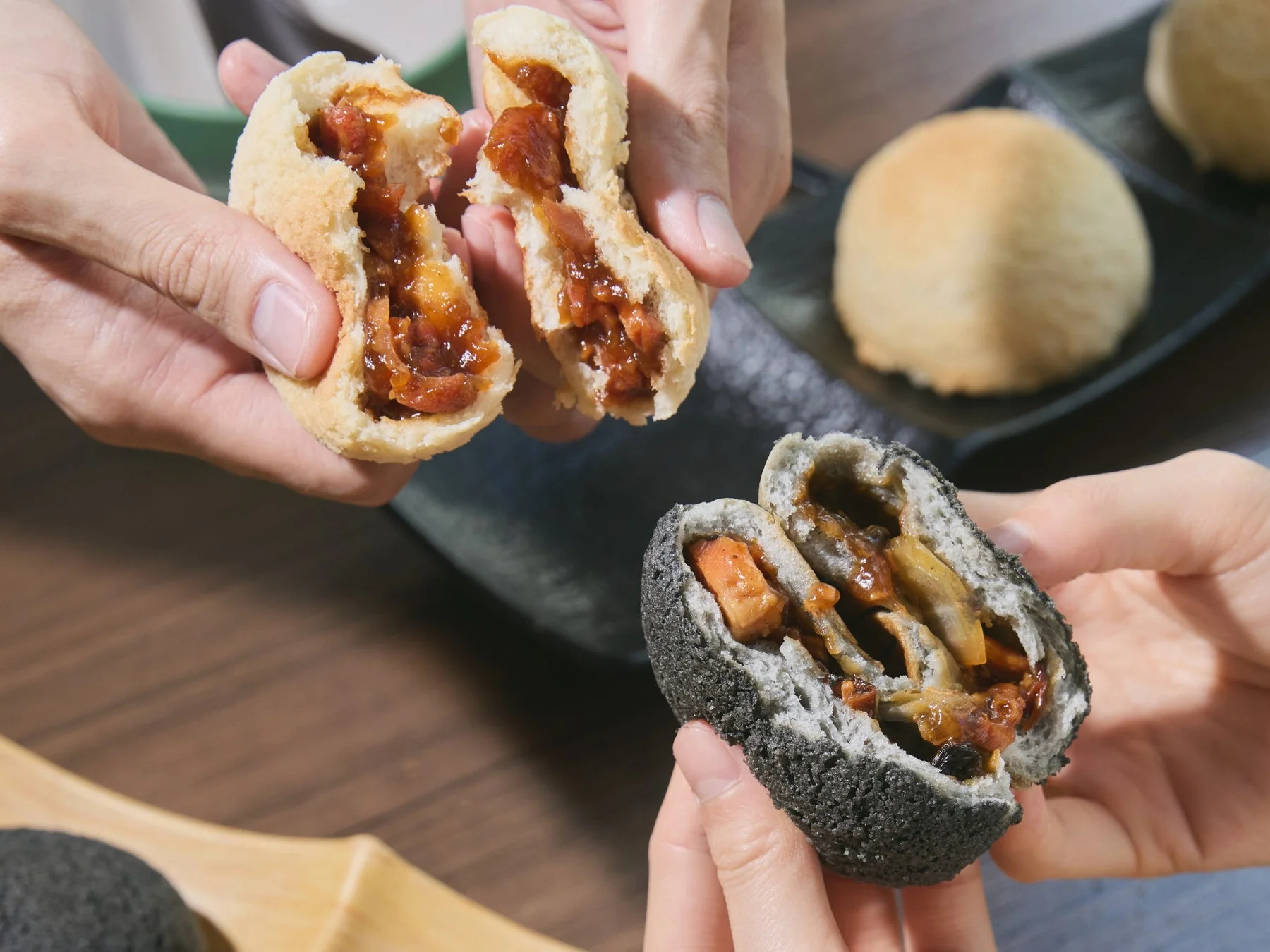 黒と白の饅頭の断面