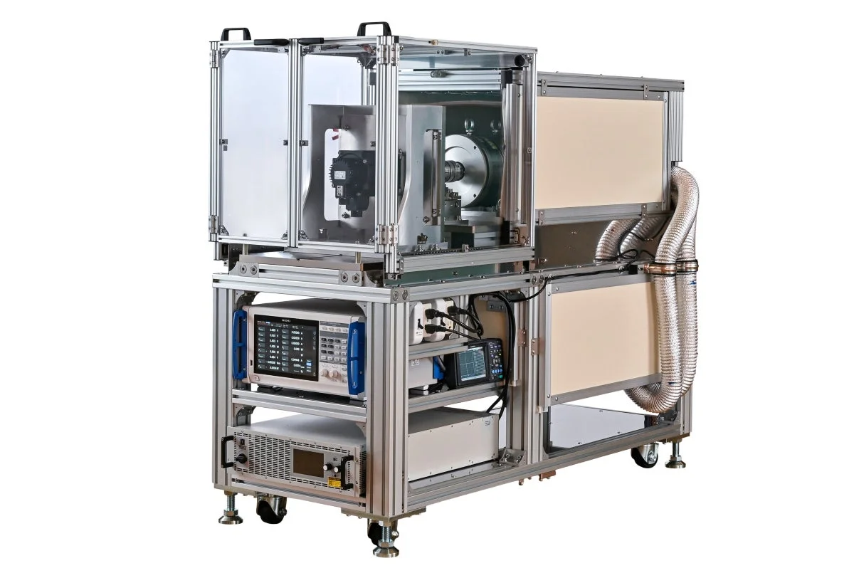 複雑な試験・測定装置の全景