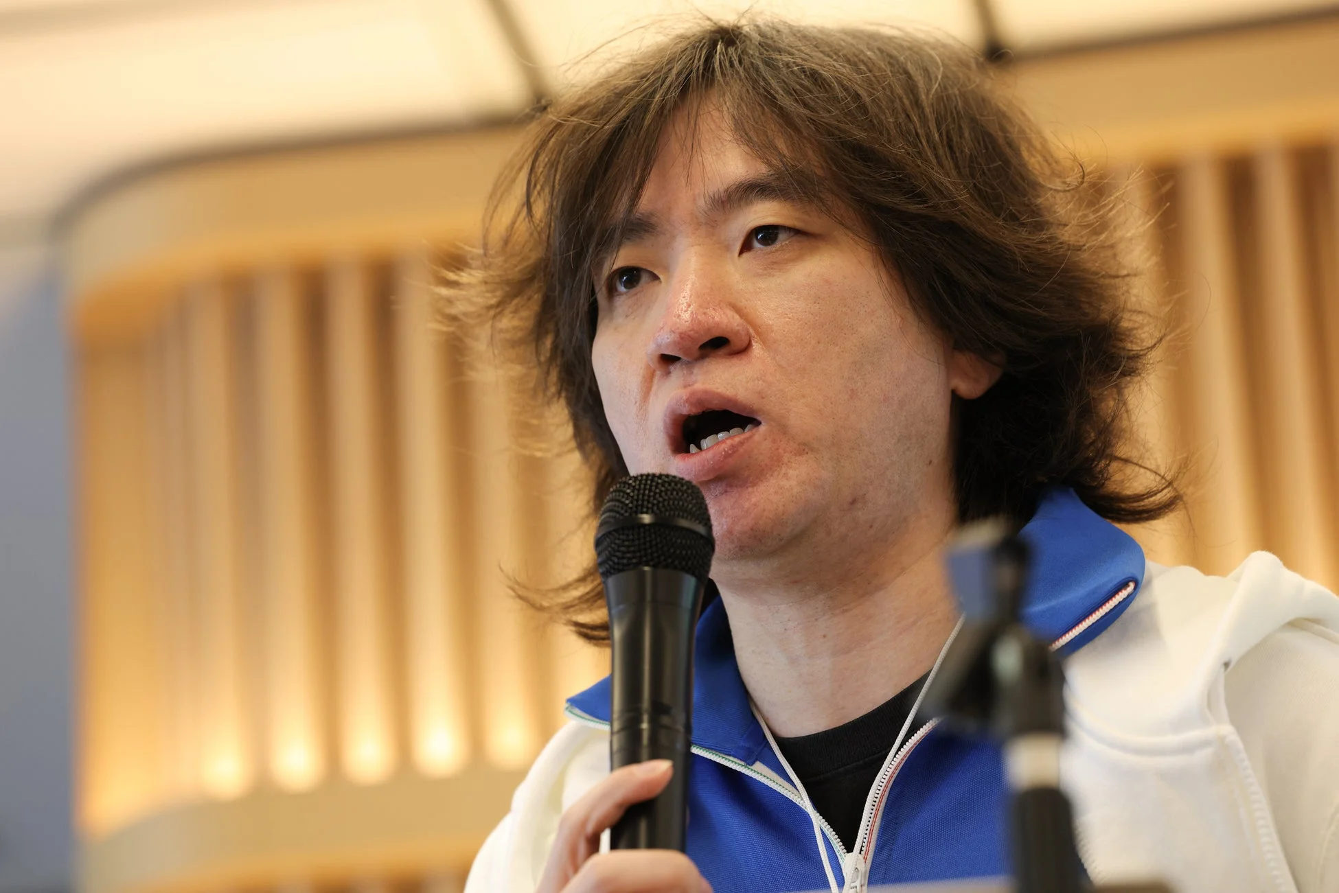 男性が講演している様子