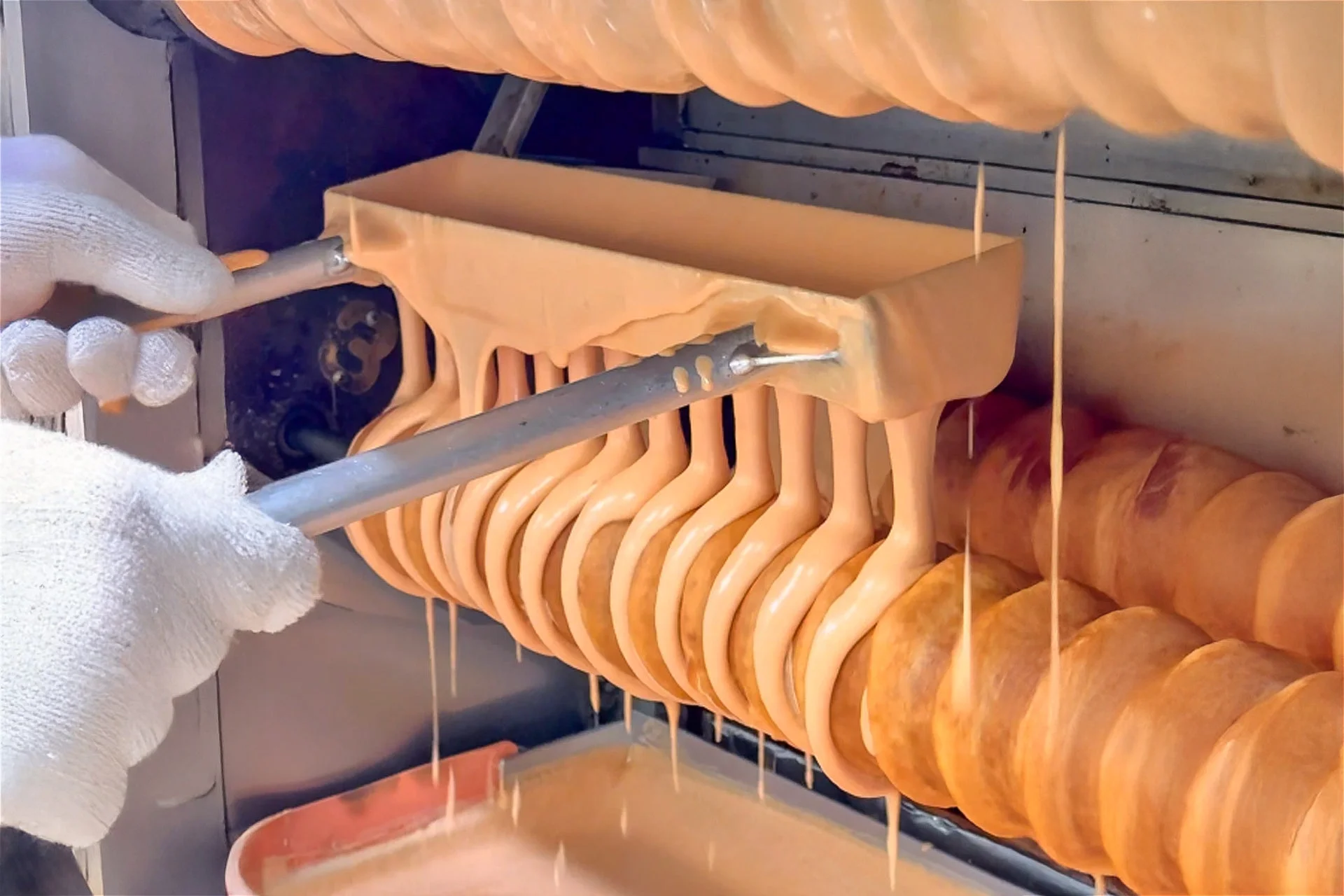 生地を塗り付ける様子