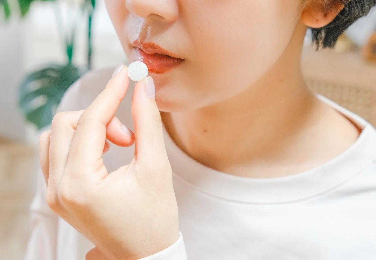 1日1粒のサプリメントを摂取する様子