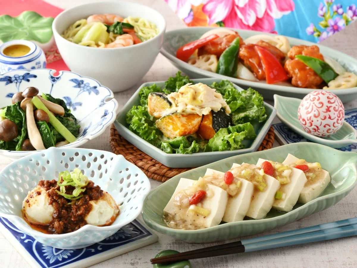 複数の料理が並んだもの