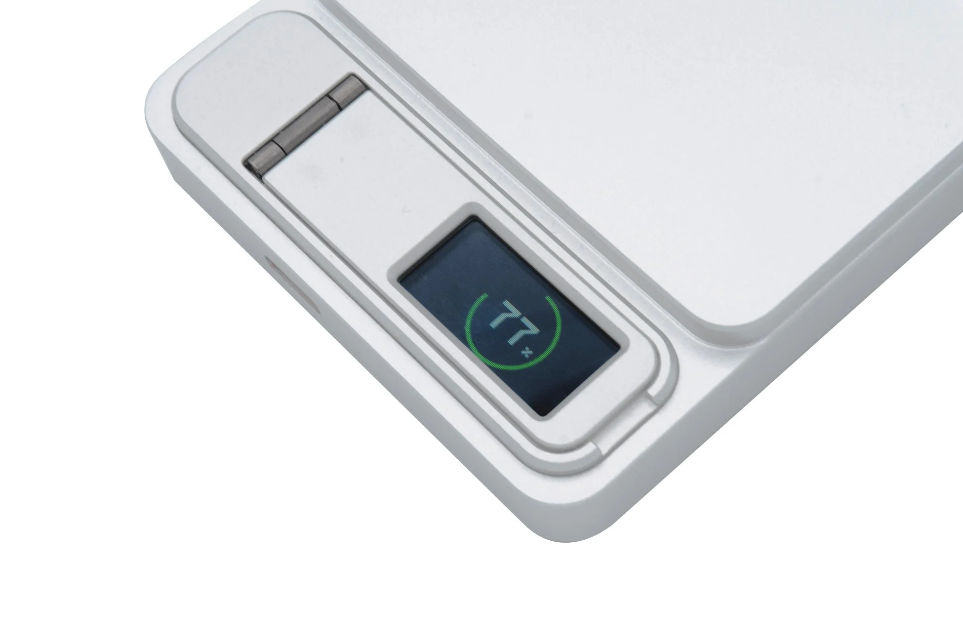 ディスプレイに77%と表示されたElement Metal Power Bank 8000