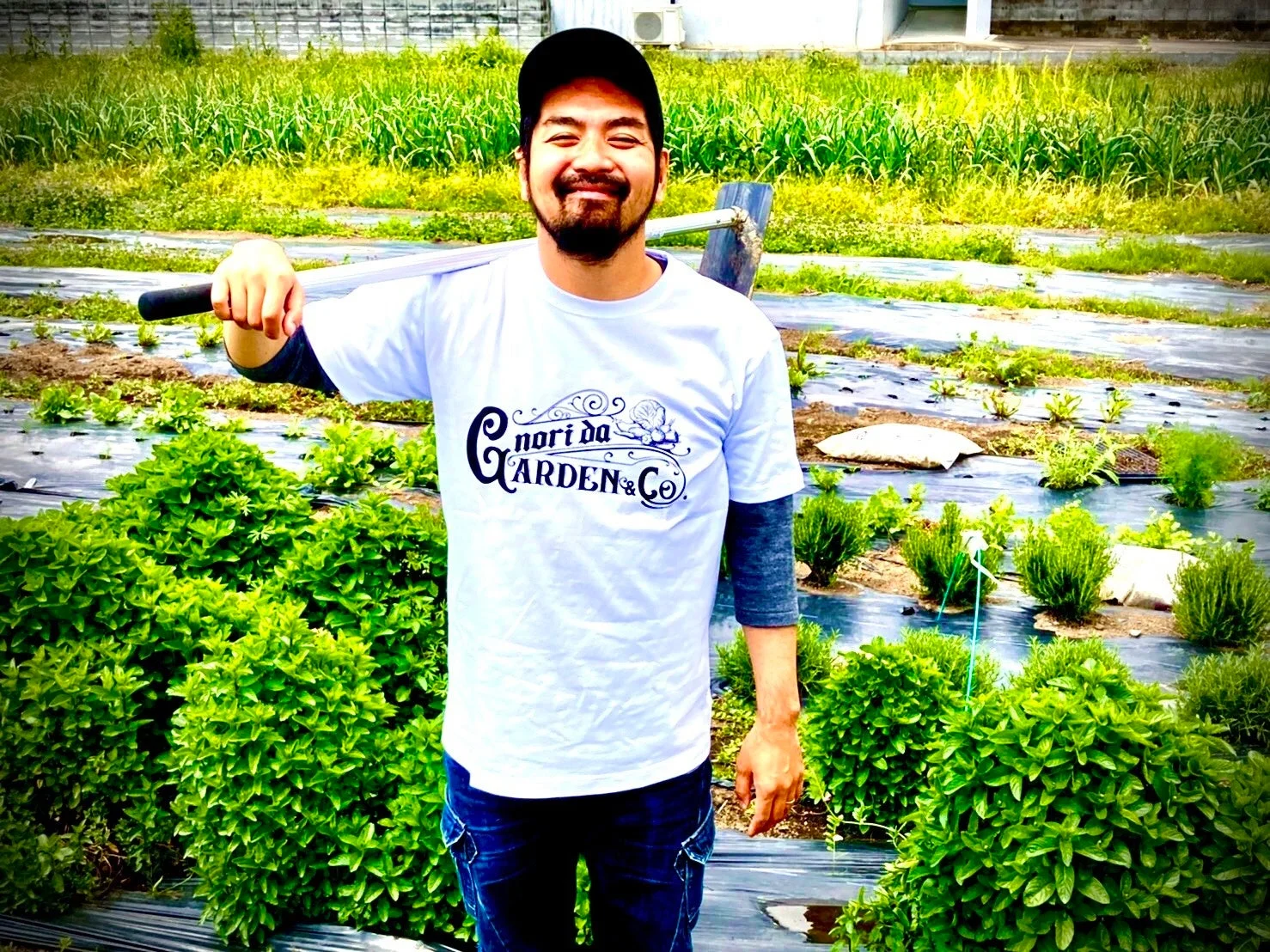 農作業中のノリ・ダ・ファンキー・シビレスさん