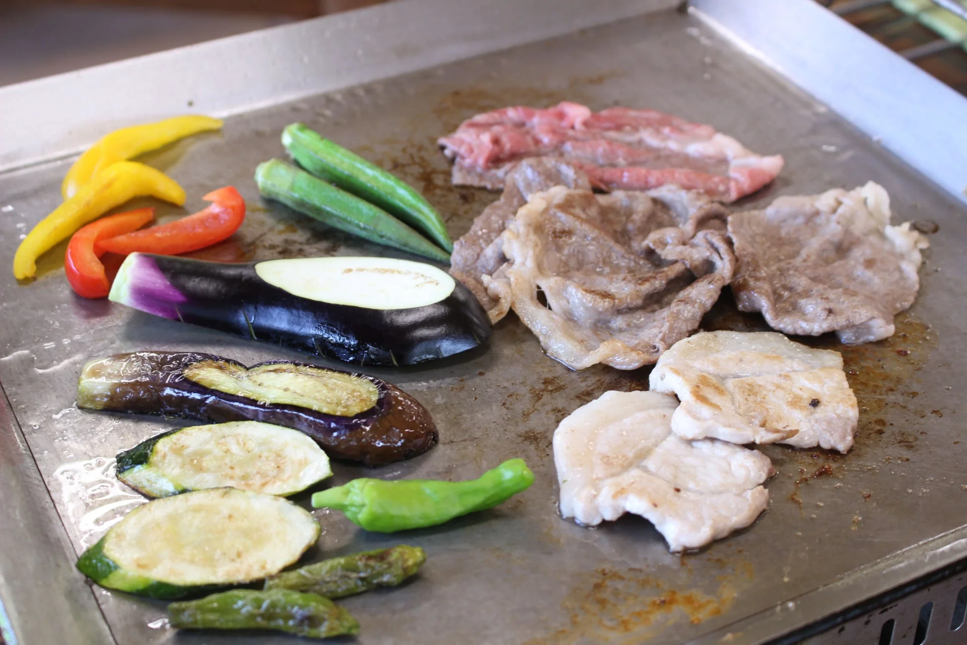 バーベキューハウスでの食事の様子