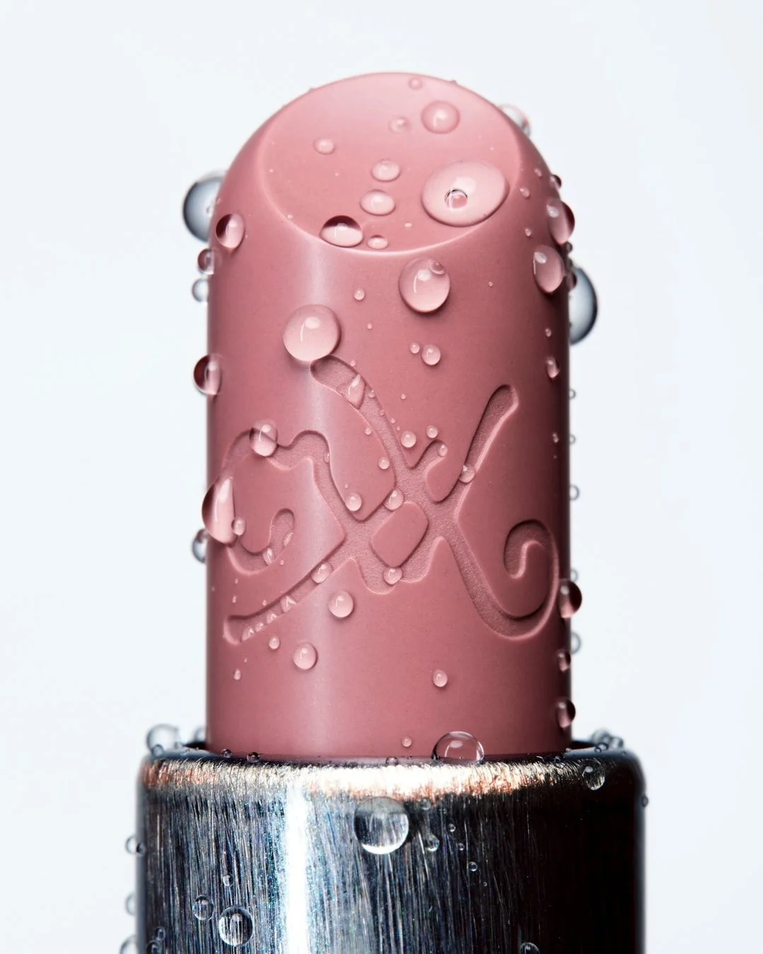 水滴で覆われたピンクのリップスティック