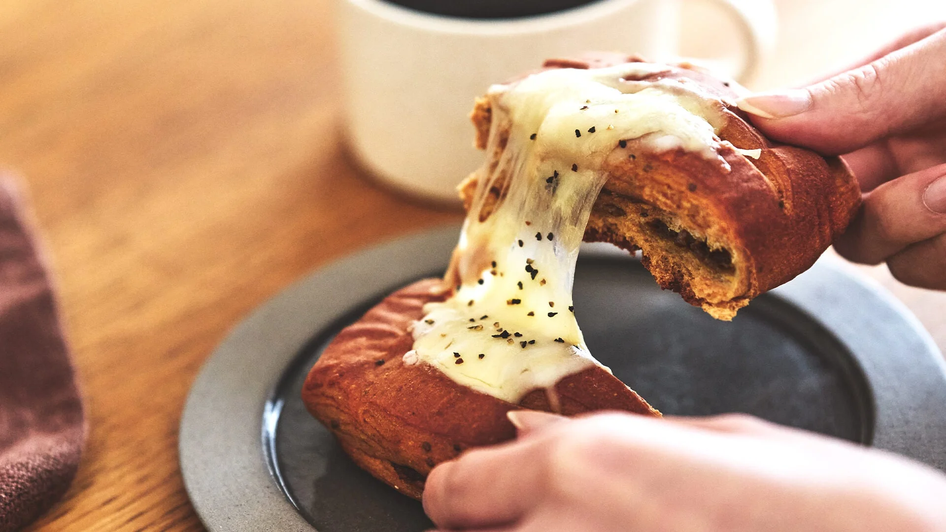 伸びるチーズと黒胡椒のパン
