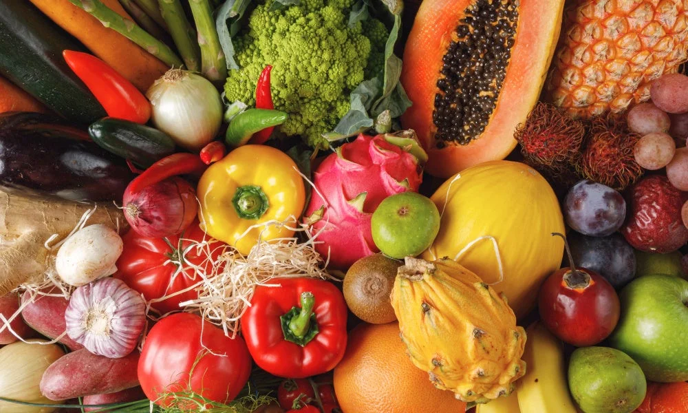 色とりどりの新鮮な野菜と果物