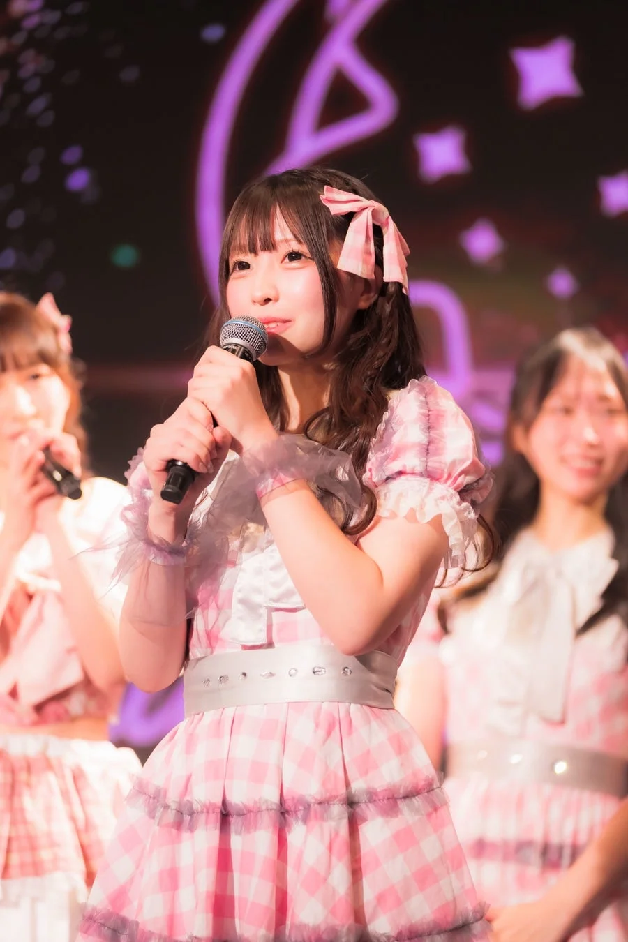 マイクを持って歌うメンバー