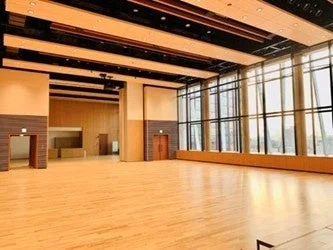 広々としたモダンな多目的ホール