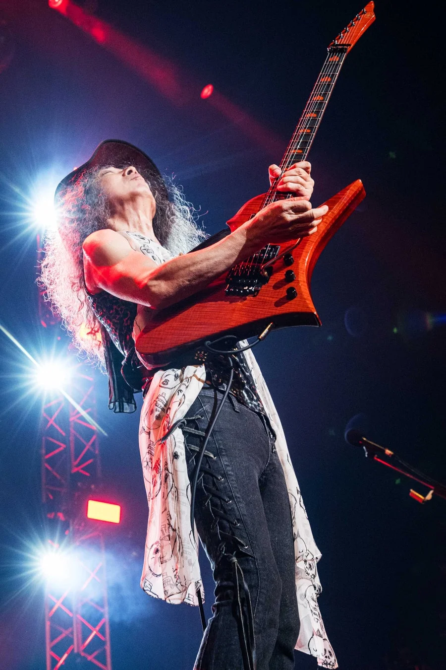 ステージ上でギターを演奏するギタリスト