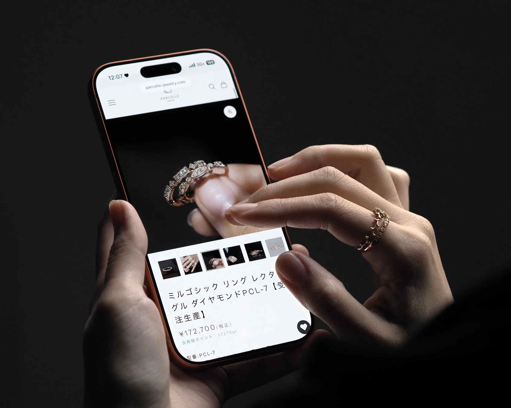 スマートフォンでダイヤモンドリングの商品ページを閲覧している手元の様子