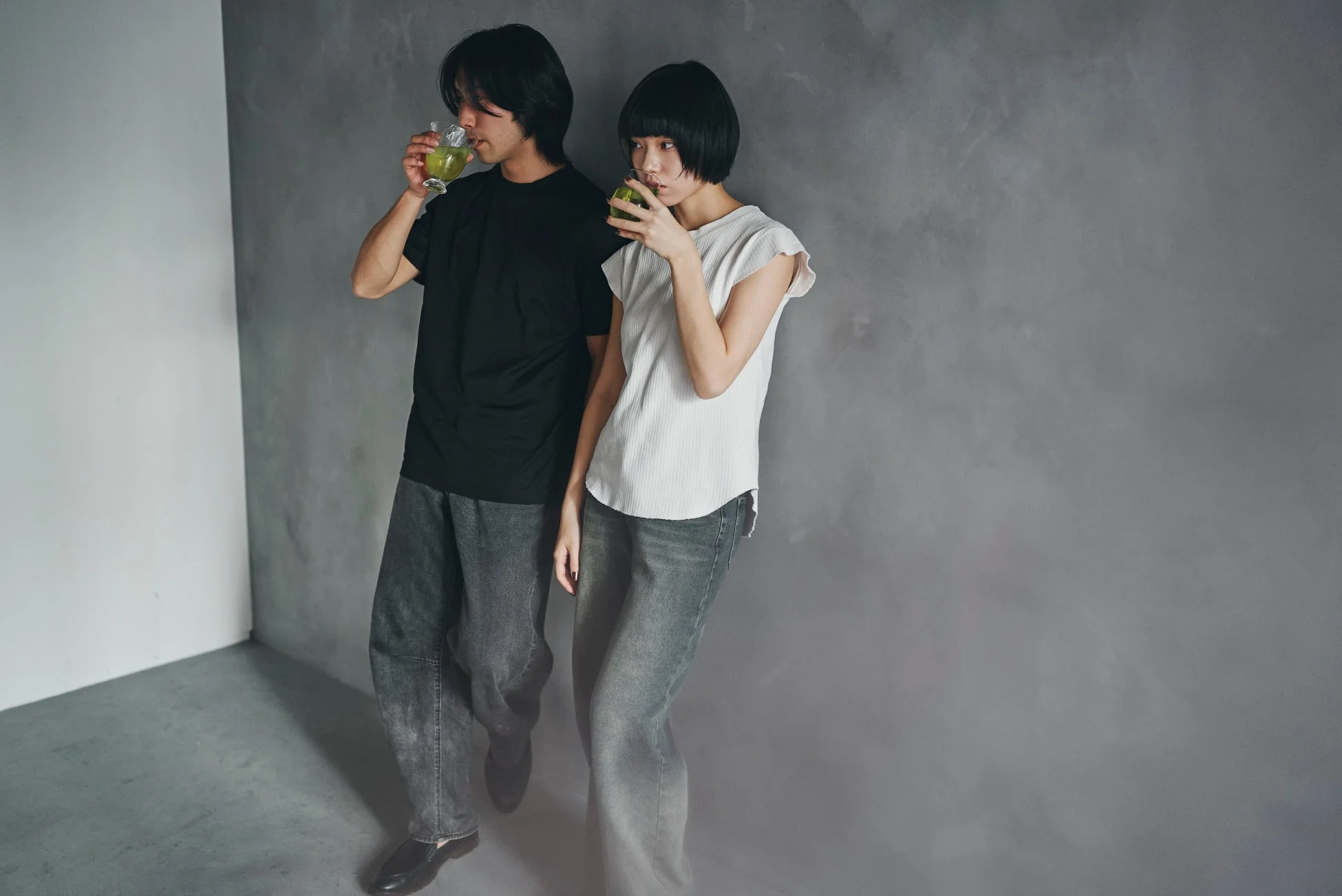 緑の飲み物を飲む男女