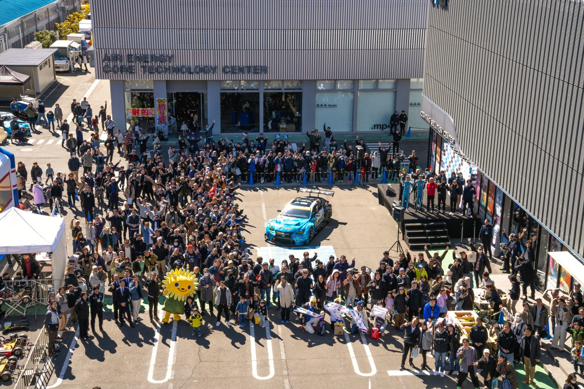 レーシングカーとイベントの様子