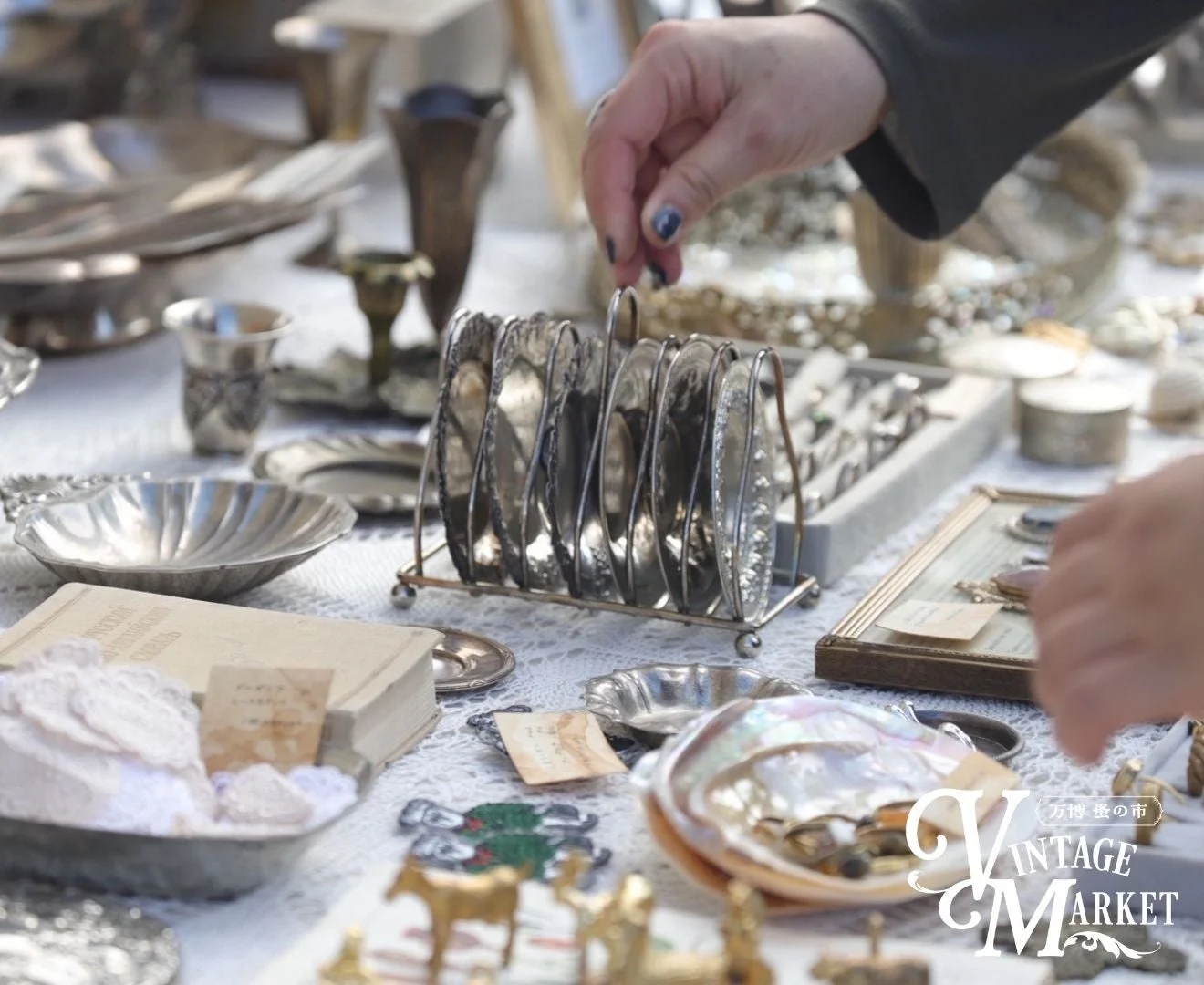 ヴィンテージの銀製品やアンティーク小物を物色する様子
