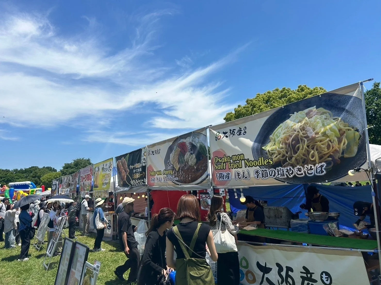 屋台で賑わうフードフェスティバル