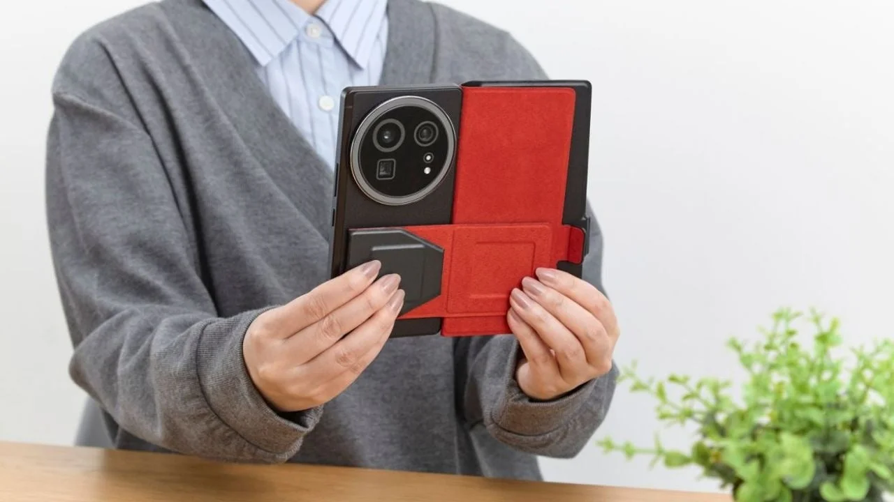 女性が折りたたみ式のスマートフォンを両手で持っている様子