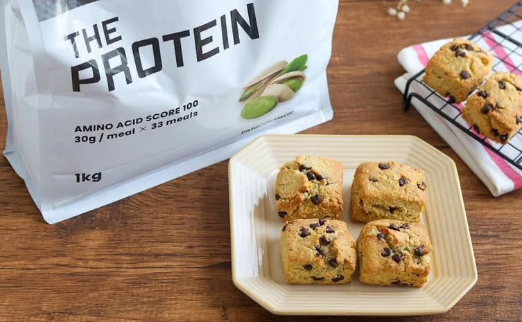 焼き上がったスコーンとプロテイン