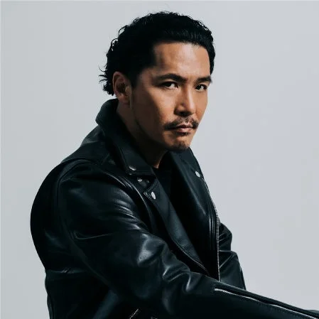 黒いライダースジャケットを着用した男性