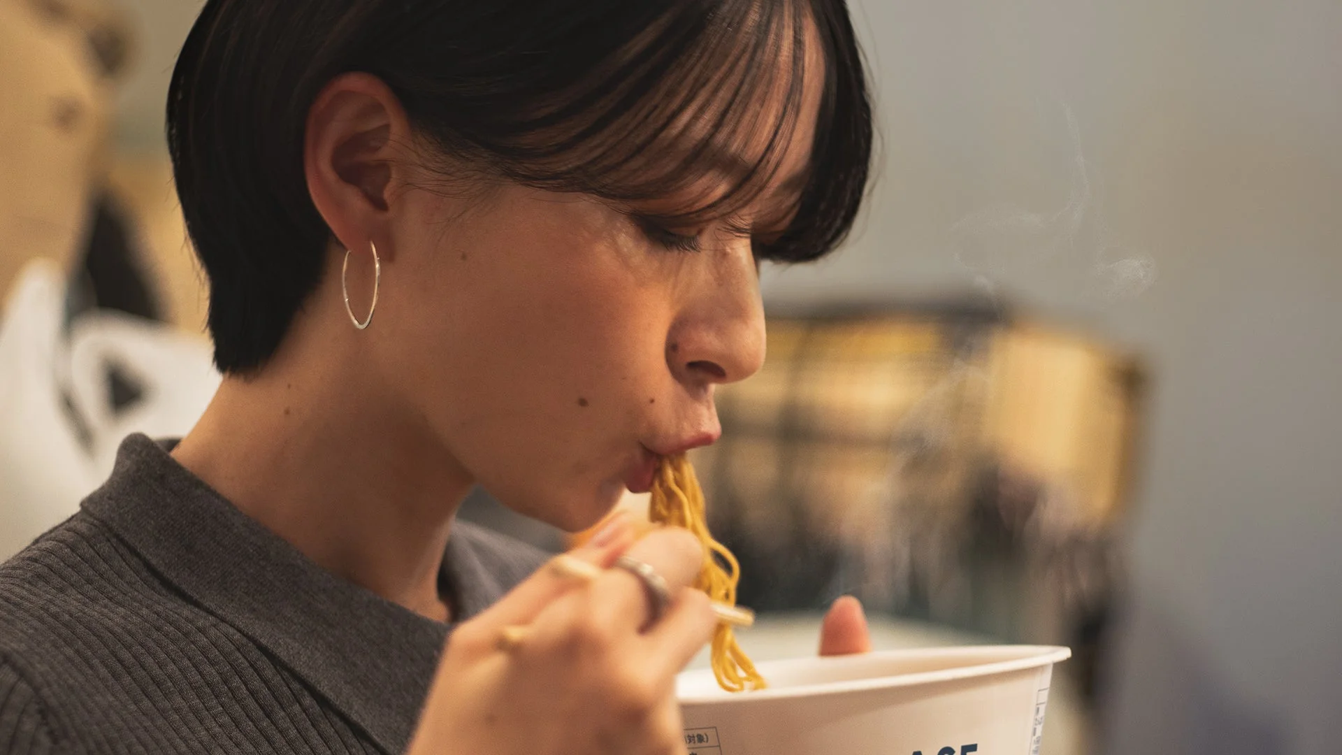 カップ麺、ラーメン、食事、女性、食べる、箸、湯気、麺類、温かい、短髪、クローズアップ