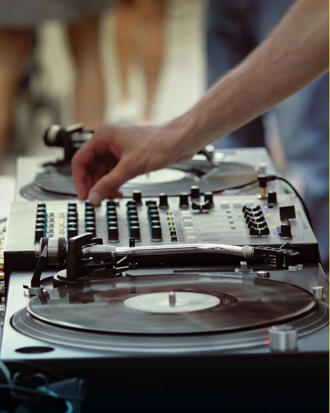 DJがレコードを操作