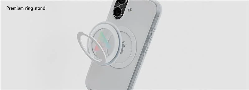 白い背景に、クリアケースを装着したスマートフォンにマグネット式のプレミアムリングスタンドが取り付けられている様子。リングが立ち上がり、スタンド機能を使用している状態を示しています。
