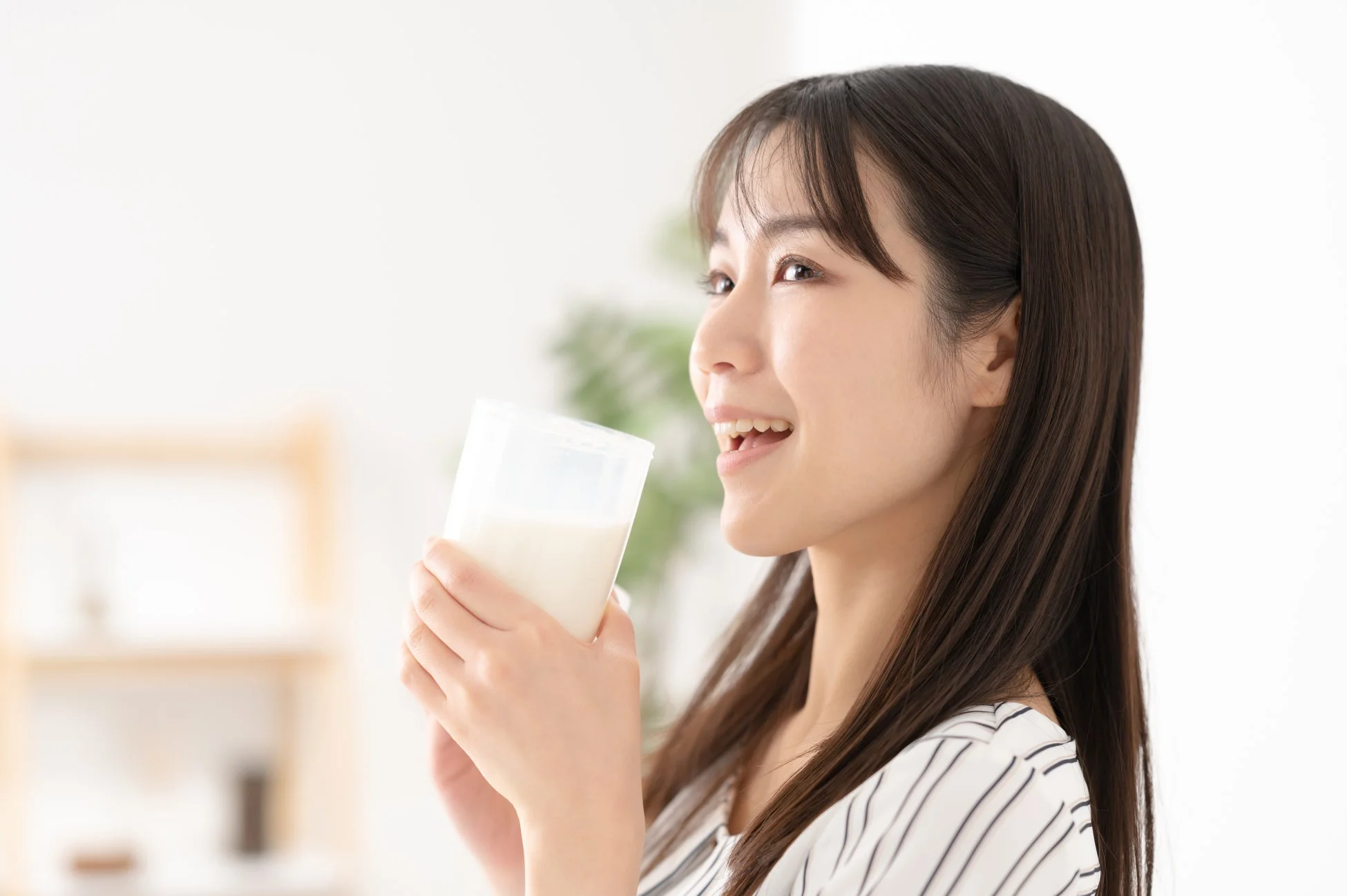 飲み物を飲む女性