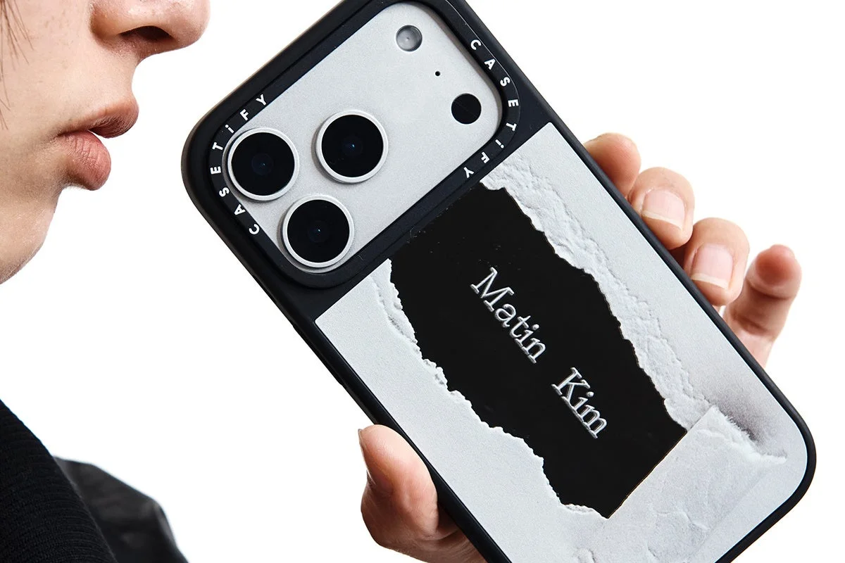 破れた紙のようなデザインのスマホケース