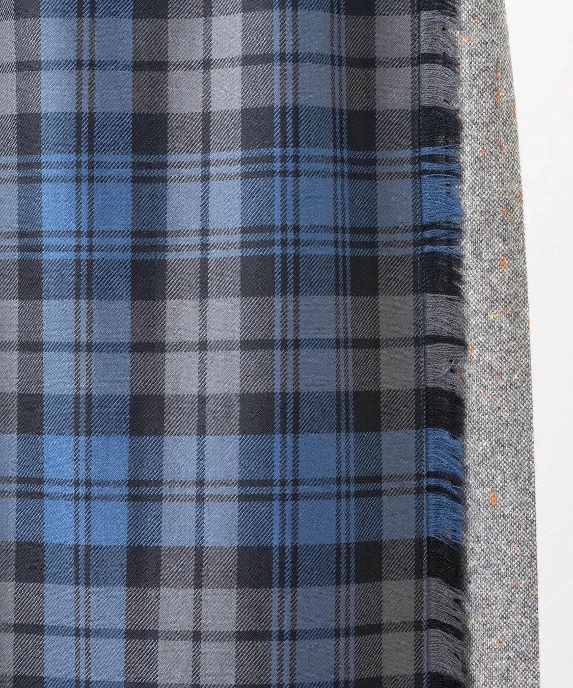 青とグレーを基調としたタータンチェック柄の生地