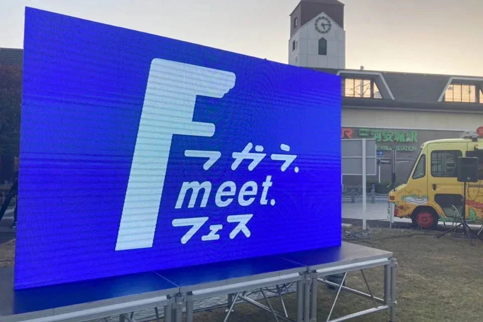 LEDディスプレイとフードトラック