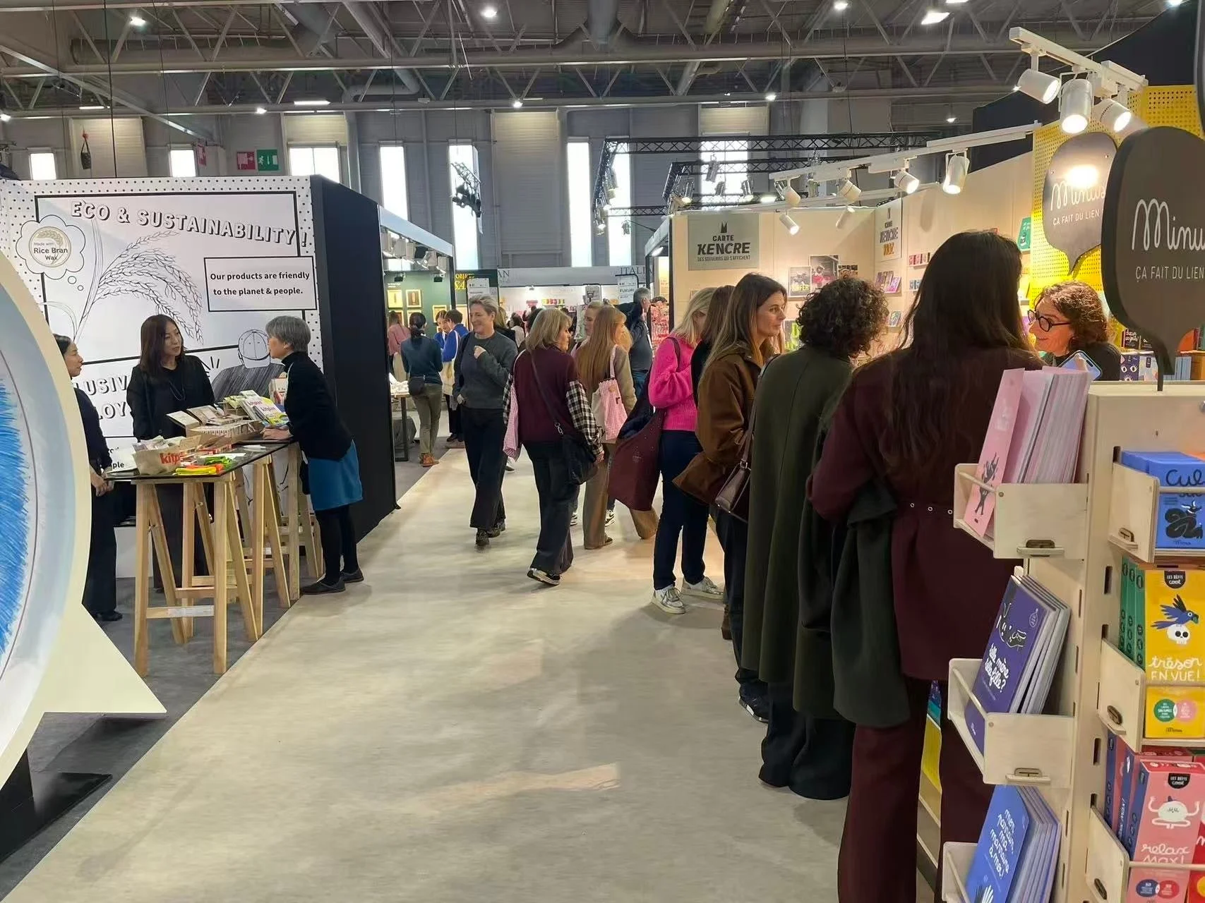 多くの人々で賑わう屋内イベント会場の様子