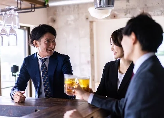 ビジネスパーソンが乾杯