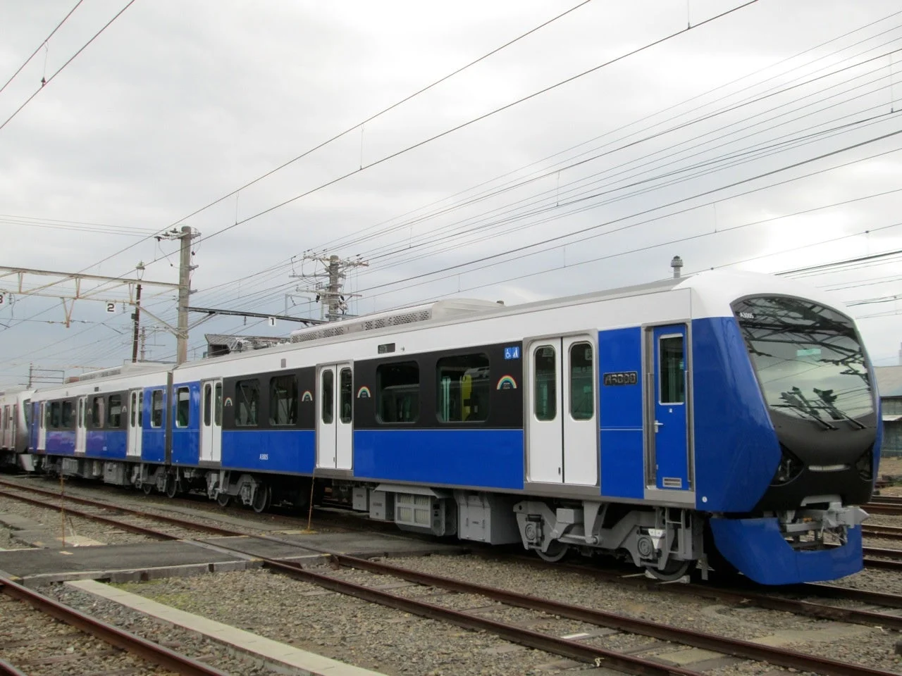 青と白のモダンな電車、静岡鉄道A3000形