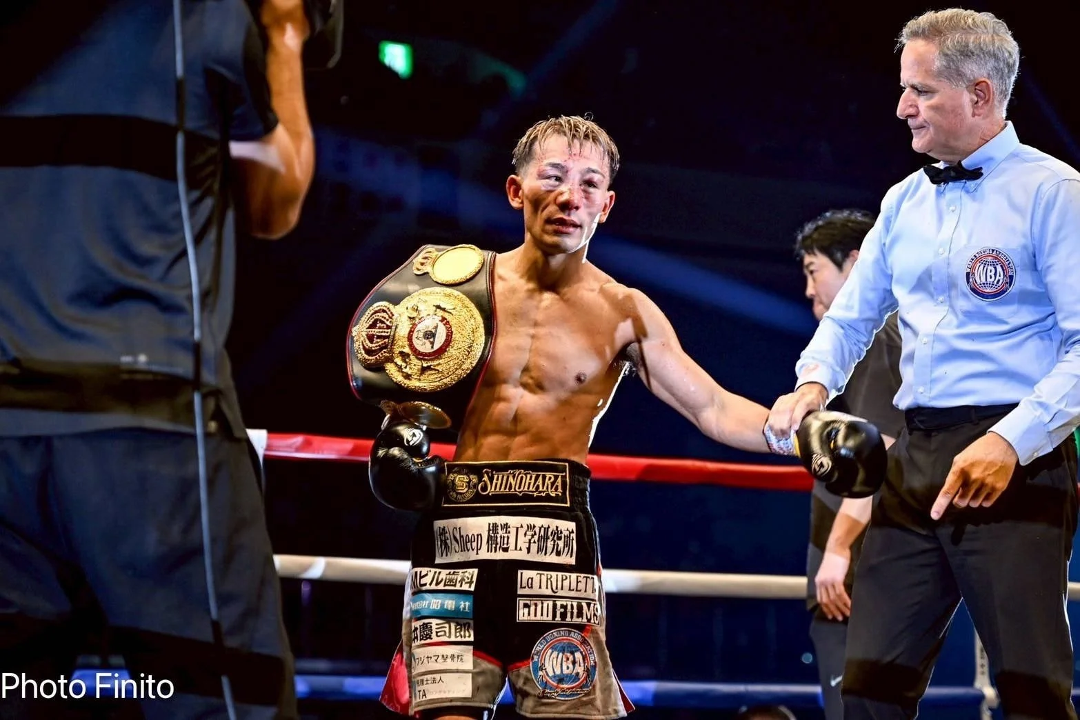 WBAチャンピオンベルトを肩にかけ、レフェリーと握手する堤聖也選手