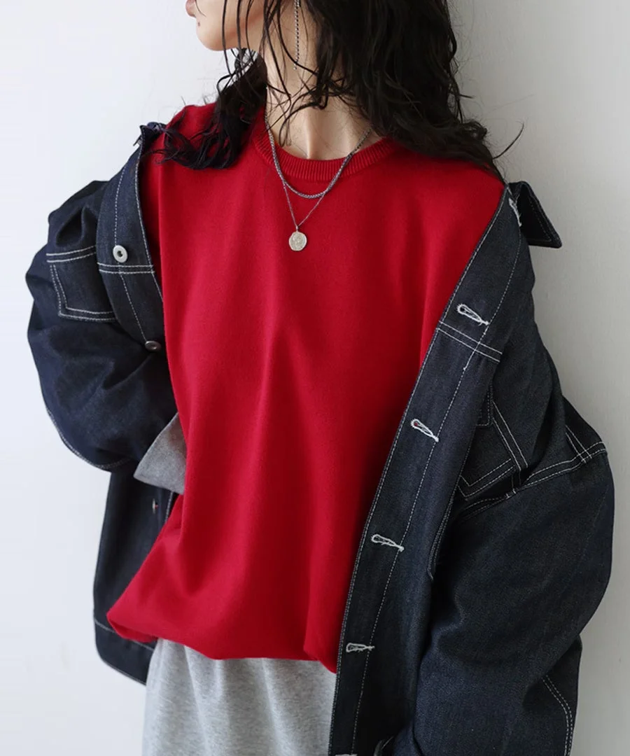 赤トップスとデニムジャケット